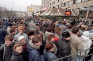 Рестораны «Макдоналдс» продолжат работу в России под новым брендом  