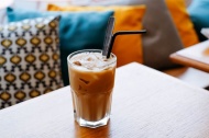 Тенденции продаж напитков со льдом, чая и продуктов питания в кофейнях Великобритании