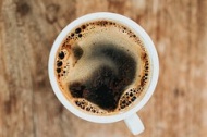Названа доля зависимых от кофе перед работой россиян