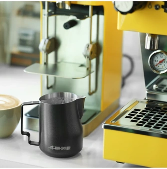 Питчер для молока MHW-3BOMBER Turbo Milk Pitcher Matte Black, 350 мл – профессиональный питчер для вспенивания молока и латте-арта P6007MB
