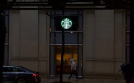 В 2024 ГОДУ ГЕНЕРАЛЬНЫЙ ДИРЕКТОР STARBUCKS ЗАРАБОТАЛ В 6666 РАЗ БОЛЬШЕ, ЧЕМ ЕГО СОТРУДНИКИ