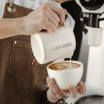 Питчер для молока MHW-3BOMBER Latte Art Pitcher 5.0 White, 500 мл – профессиональный питчер для латте-арта с носиком Crocodile Spout, P5020W