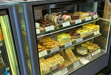 Витрина и прилавок кофейни. Как оформить чтобы продавать больше