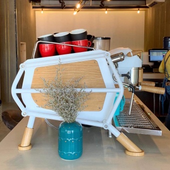 Sanremo Café Racer 2GR White & Wood - профессиональная кофемашина  (2 группы, мультибойлерная, для кофейни) | интернет-магазин товаров для кофеен ТЕРРИТОРИЯ КОФЕ