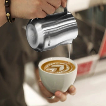 Питчер для молока MHW-3BOMBER Turbo Milk Pitcher Glossy Grey, 450 мл – профессиональный питчер для вспенивания молока и латте-арта P6001S