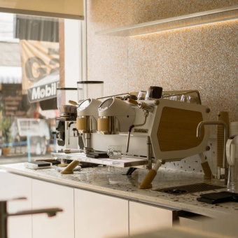 Sanremo Café Racer 2GR White & Wood - профессиональная кофемашина  (2 группы, мультибойлерная, для кофейни) | интернет-магазин товаров для кофеен ТЕРРИТОРИЯ КОФЕ