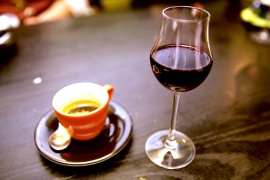 Употребление вина противодействует влиянию кофе на сон