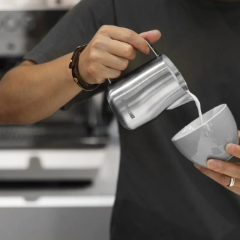 Питчер для молока MHW-3BOMBER Turbo Milk Pitcher Glossy Grey, 450 мл – профессиональный питчер для вспенивания молока и латте-арта P6001S