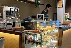 Витрина и прилавок кофейни. Как оформить чтобы продавать больше