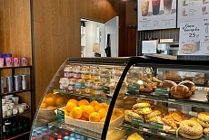 Витрина и прилавок кофейни. Как оформить чтобы продавать больше