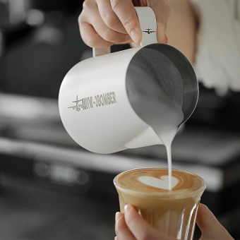 Питчер для молока MHW-3BOMBER Milk Frothing Pitcher 3.0 White, 600 мл – профессиональный питчер для латте-арта из нержавеющей стали SUS304, P3013W