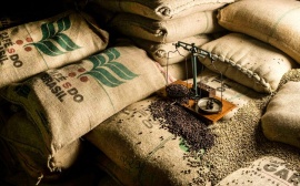 В понедельник на рынках фьючерсов на кофе наблюдались противоположные тенденции: 