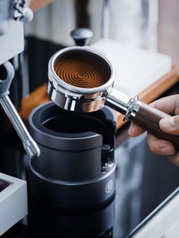 Темпер для кофе ZeroHero Sword Calibrated Espresso Tamper — калиброванный темпер 30 lb с автолевелингом и рельефным основанием 58 мм, черный