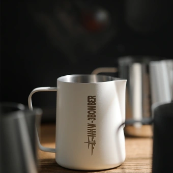 Питчер для молока MHW-3BOMBER Milk Frothing Pitcher 3.0 White, 450 мл – профессиональный питчер для латте-арта из нержавеющей стали SUS304, P3028W