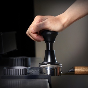 Темпер для кофе ZeroHero Sword Calibrated Espresso Tamper — калиброванный темпер 30 lb с автолевелингом и рельефным основанием 58 мм, черный