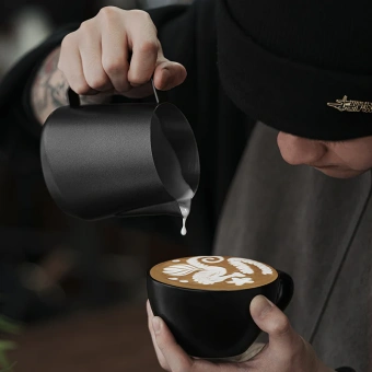 Питчер для молока MHW-3BOMBER GT Milk Pitcher Matte Black – профессиональный молочник для латте-арт, идеальной микропены и кофеен