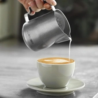 MHW-3BOMBER Turbo Milk Pitcher Silver Spot — профессиональный инструмент, который ускоряет работу бариста и повышает качество каждой чашки