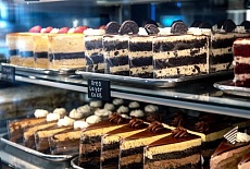 Витрина и прилавок кофейни. Как оформить чтобы продавать больше