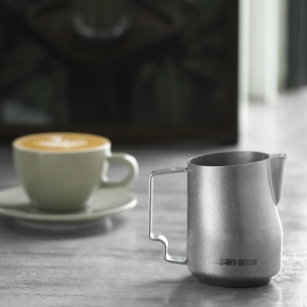 MHW-3BOMBER Turbo Milk Pitcher Silver Spot — профессиональный инструмент, который ускоряет работу бариста и повышает качество каждой чашки