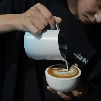 Питчер для молока MHW-3BOMBER GT Milk Pitcher 600 мл Gradient Blue – профессиональный молочник для латте-арт, идеальной микропены и кофеен P6847BL