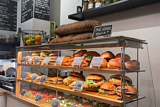 Витрина и прилавок кофейни. Как оформить чтобы продавать больше